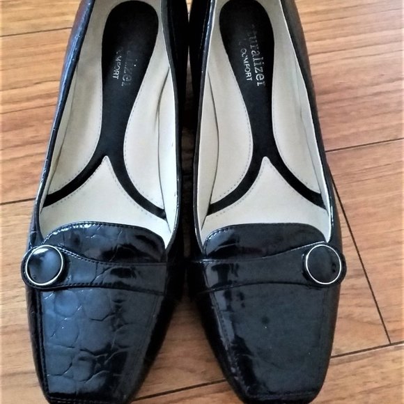 ⭐️HOST Pick⭐️ | Classic Women's Black Pump Size 7.5 W - Picture 2 of 5
